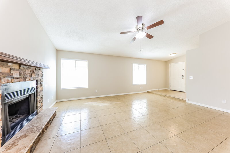 2,030/Mo, 5209 N 78th Dr Glendale, AZ 85303 Living Room View 2