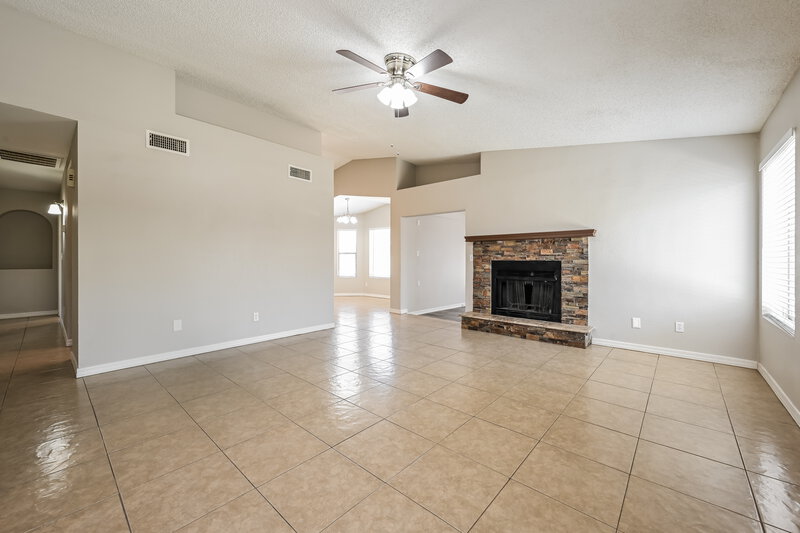 1,980/Mo, 5209 N 78th Dr Glendale, AZ 85303 Living Room View 2