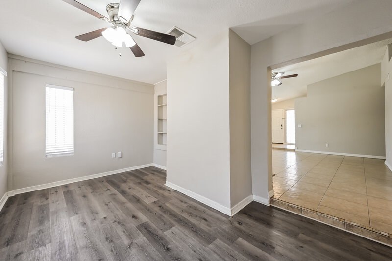 1,980/Mo, 5209 N 78th Dr Glendale, AZ 85303 Den View