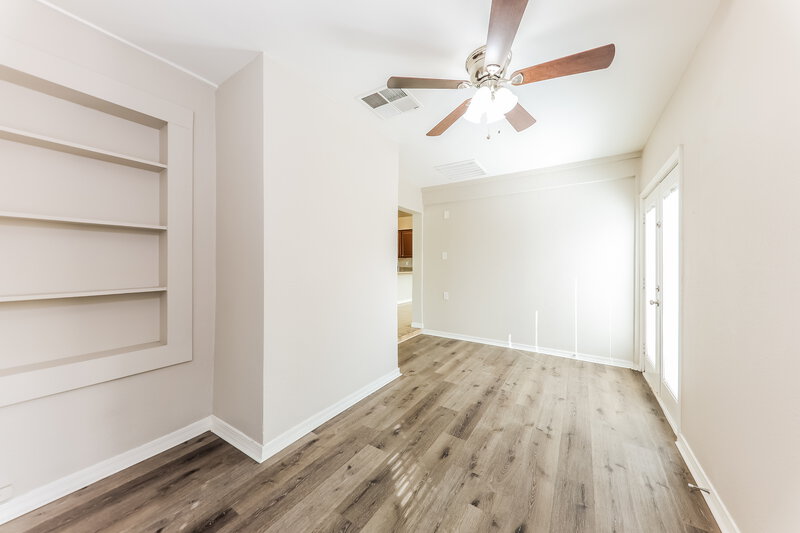 2,030/Mo, 5209 N 78th Dr Glendale, AZ 85303 Family Room View 2