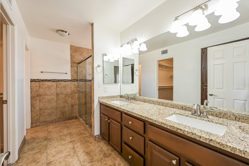 1,980/Mo, 5209 N 78th Dr Glendale, AZ 85303 Main Bathroom View