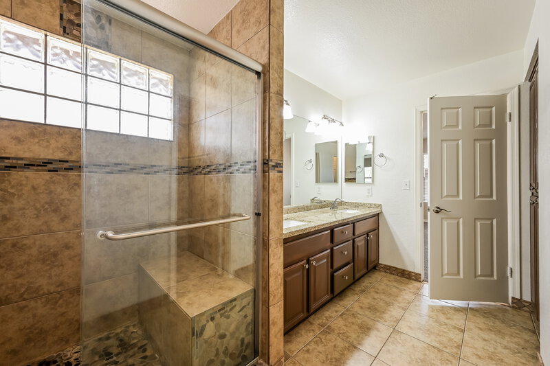 1,980/Mo, 5209 N 78th Dr Glendale, AZ 85303 Main Bathroom View 2