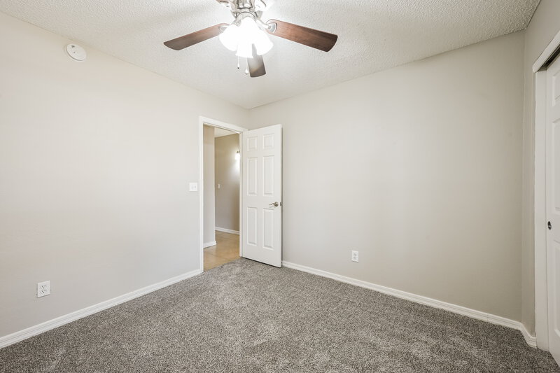 1,980/Mo, 5209 N 78th Dr Glendale, AZ 85303 Bedroom View