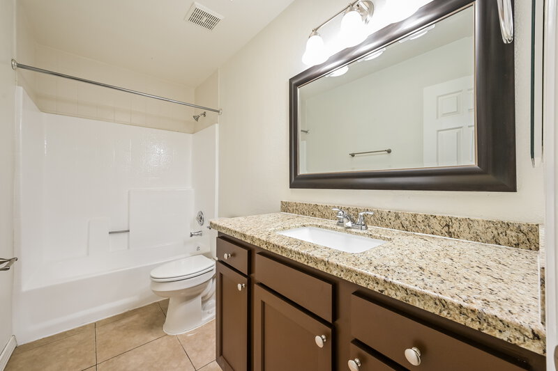 1,980/Mo, 5209 N 78th Dr Glendale, AZ 85303 Bathroom View