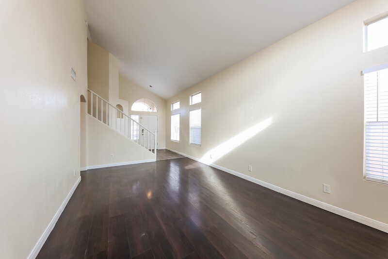 2,055/Mo, 1111 W Wagoner Rd Phoenix, AZ 85023 Living Room View 2