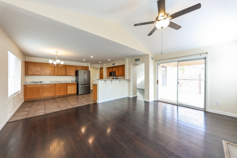 2,055/Mo, 1111 W Wagoner Rd Phoenix, AZ 85023 Family Room View 2