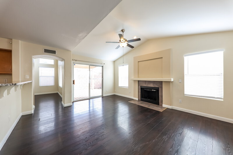 2,055/Mo, 1111 W Wagoner Rd Phoenix, AZ 85023 Family Room View 3