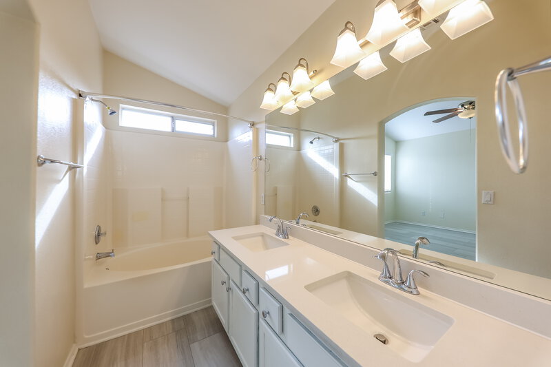 2,055/Mo, 1111 W Wagoner Rd Phoenix, AZ 85023 Main Bathroom View