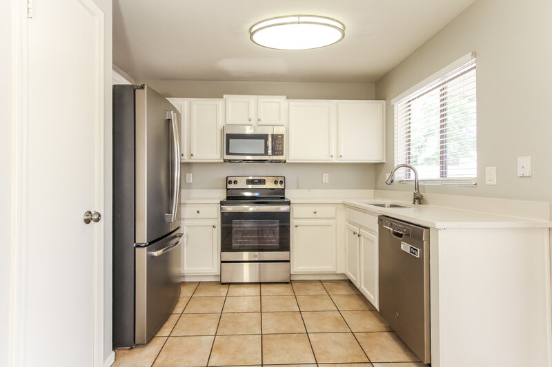 1,860/Mo, 10602 W Rosewood Dr Avondale, AZ 85392 Kitchen View