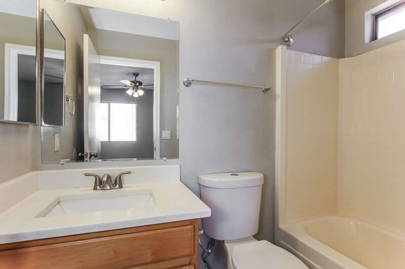 1,860/Mo, 10602 W Rosewood Dr Avondale, AZ 85392 Main Bathroom View