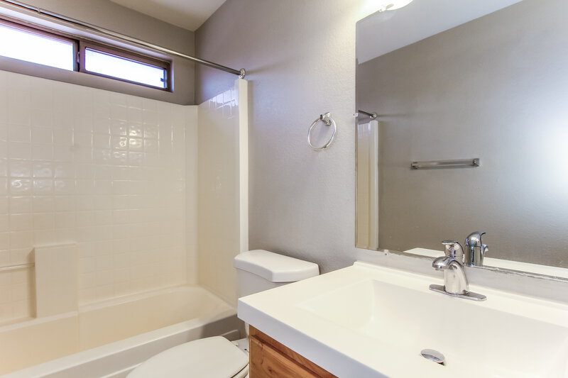1,860/Mo, 10602 W Rosewood Dr Avondale, AZ 85392 Bathroom View