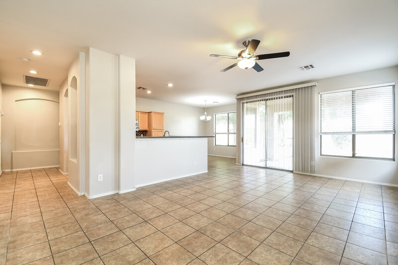 2,120/Mo, 3322 N 126th Dr Avondale, AZ 85392 Living Room View 2
