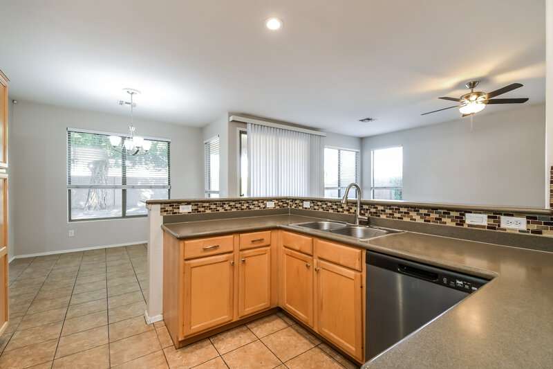 2,120/Mo, 3322 N 126th Dr Avondale, AZ 85392 Kitchen View