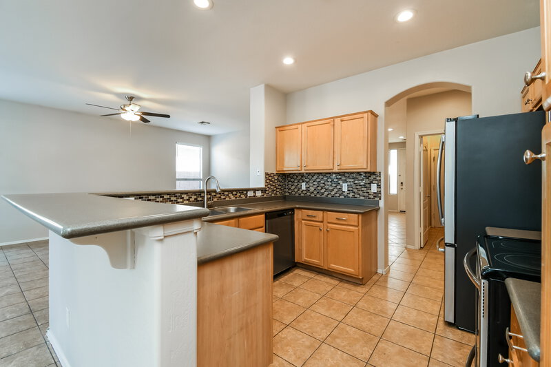 2,120/Mo, 3322 N 126th Dr Avondale, AZ 85392 Kitchen View 2