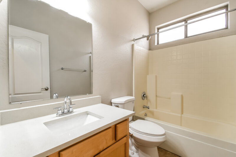 2,120/Mo, 3322 N 126th Dr Avondale, AZ 85392 Bathroom View