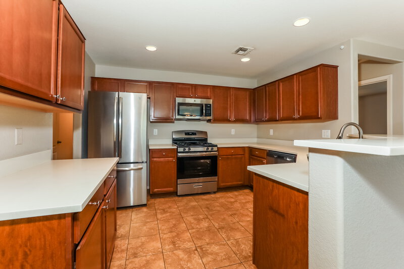 2,620/Mo, 1126 E Daniella Dr San Tan Valley, AZ 85140 Kitchen View 2