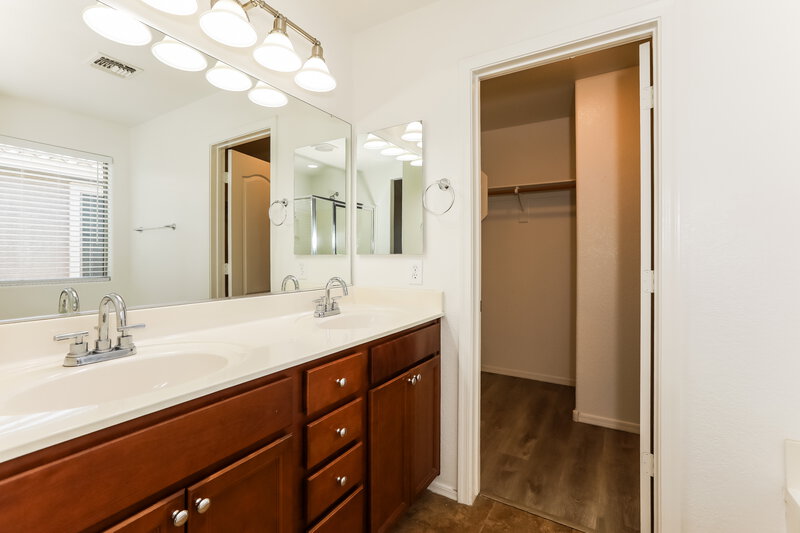 2,620/Mo, 1126 E Daniella Dr San Tan Valley, AZ 85140 Main Bathroom View