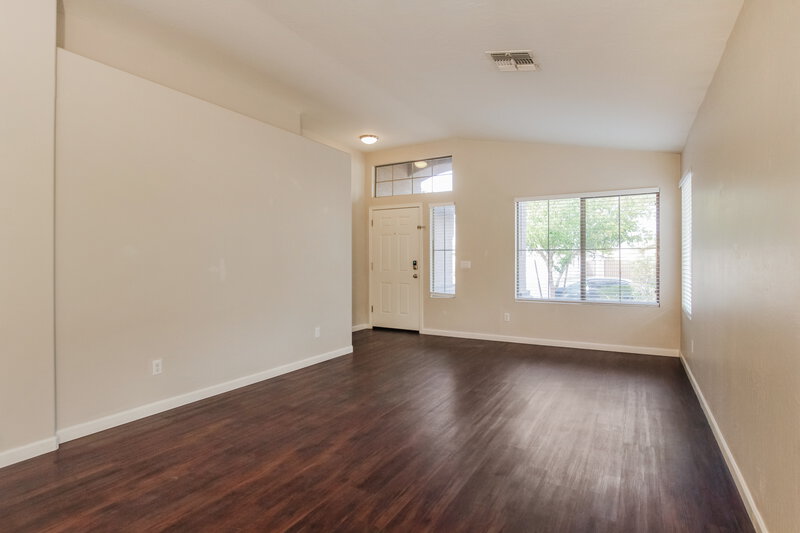1,940/Mo, 1509 E Sunland Ave Phoenix, AZ 85040 Living Room View 2