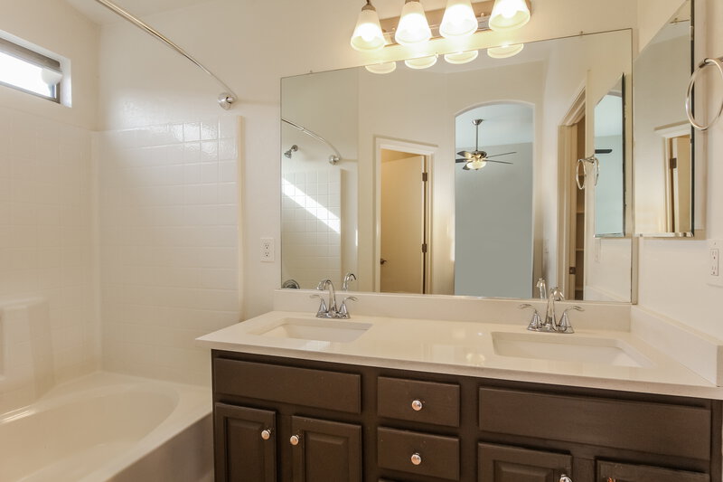 1,940/Mo, 1509 E Sunland Ave Phoenix, AZ 85040 Main Bathroom View