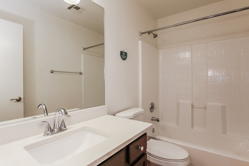 1,940/Mo, 1509 E Sunland Ave Phoenix, AZ 85040 Bathroom View