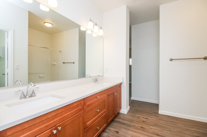 1,860/Mo, 1822 W Minton Street Phoenix, AZ 85041 Main Bathroom View