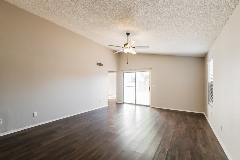 1,825/Mo, 11622 W Olive Dr Avondale, AZ 85392 Living Room View 2