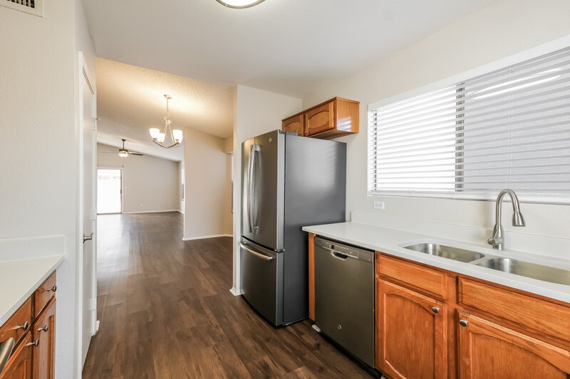 1,825/Mo, 11622 W Olive Dr Avondale, AZ 85392 Kitchen View 2