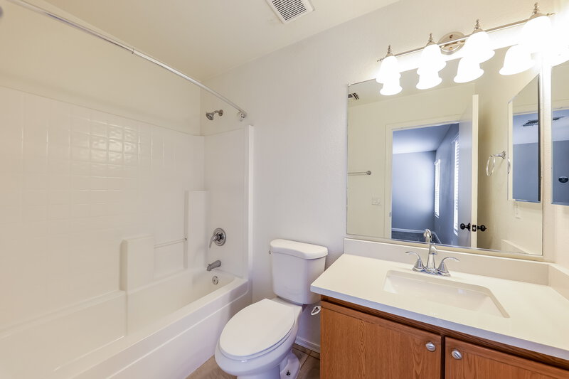 1,990/Mo, 11535 W Windrose Ave El Mirage, AZ 85335 Main Bathroom View