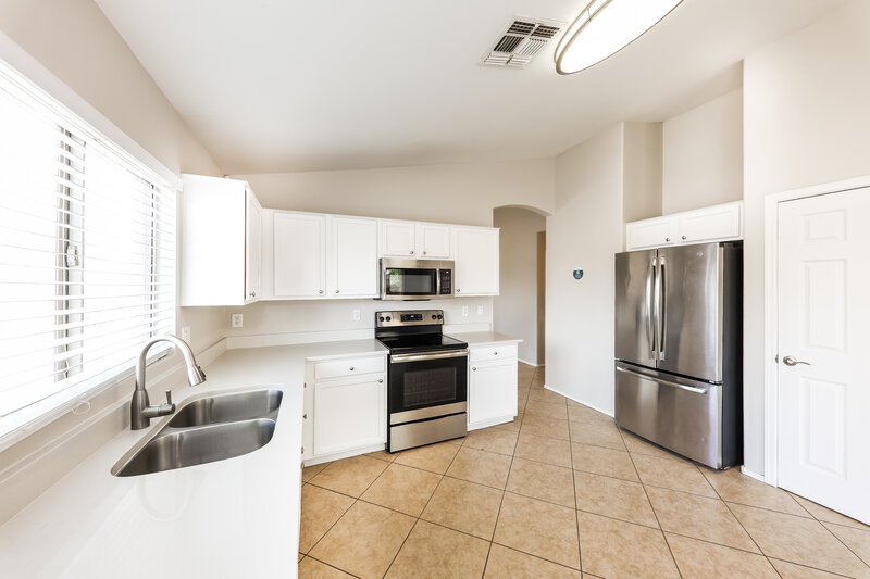 2,050/Mo, 10556 W Amelia Ave Avondale, AZ 85392 Kitchen View