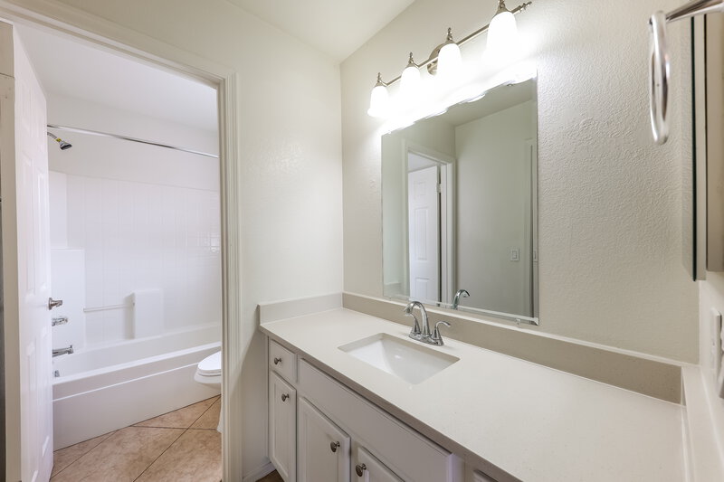 2,050/Mo, 10556 W Amelia Ave Avondale, AZ 85392 Main Bathroom View