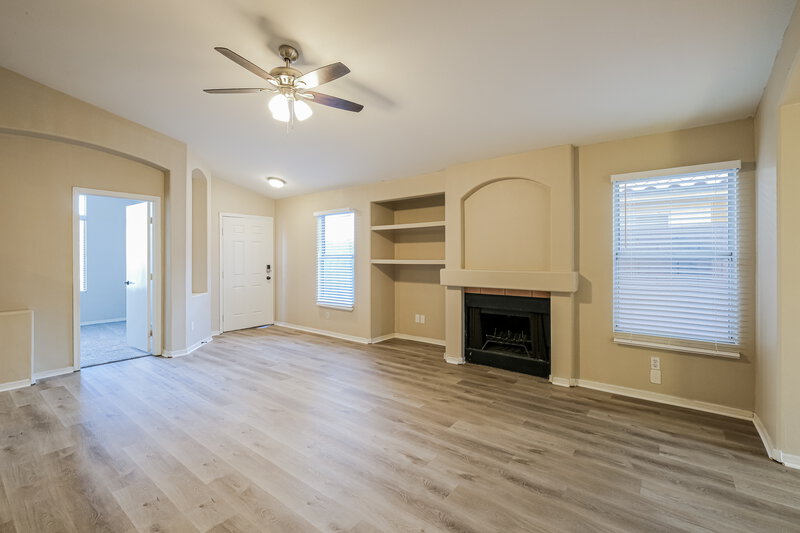 1,840/Mo, 8667 W Palm Ln Phoenix, AZ 85037 Living Room View 2