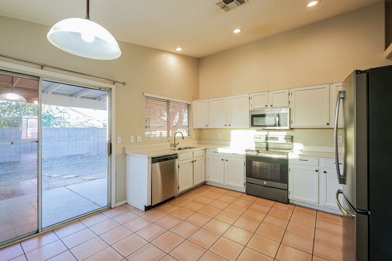 1,840/Mo, 8667 W Palm Ln Phoenix, AZ 85037 Kitchen View 2