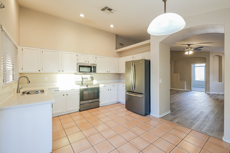 1,840/Mo, 8667 W Palm Ln Phoenix, AZ 85037 Kitchen View 3