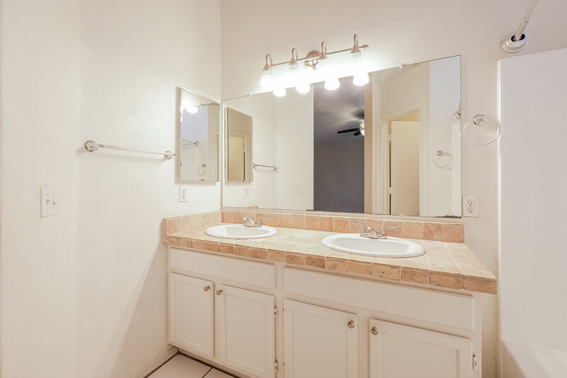 1,840/Mo, 8667 W Palm Ln Phoenix, AZ 85037 Main Bathroom View