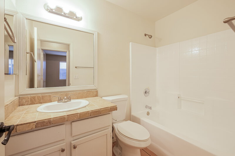 1,840/Mo, 8667 W Palm Ln Phoenix, AZ 85037 Bathroom View