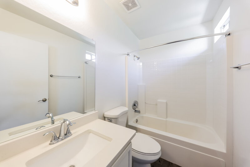 1,755/Mo, 11224 W Glenrosa Ave Phoenix, AZ 85037 Main Bathroom View