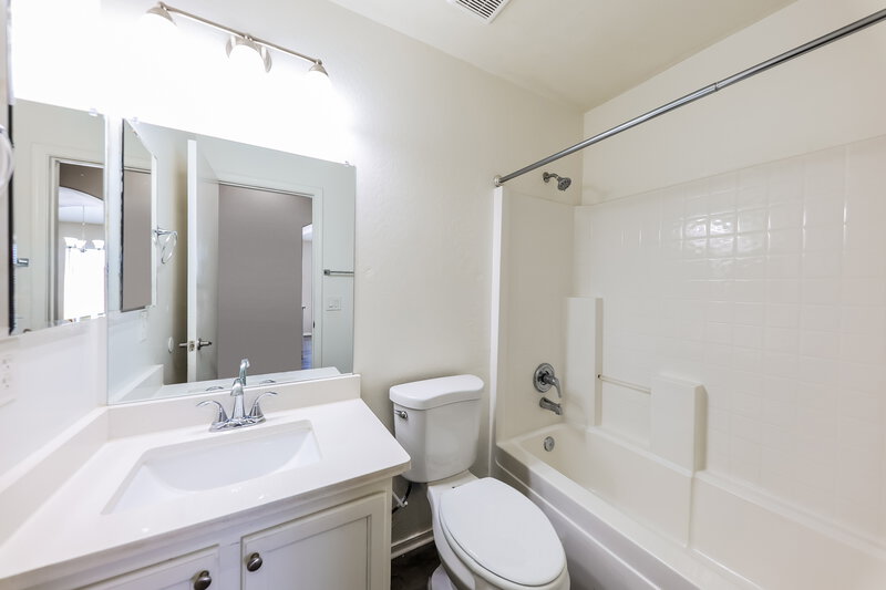 1,755/Mo, 11224 W Glenrosa Ave Phoenix, AZ 85037 Bathroom View
