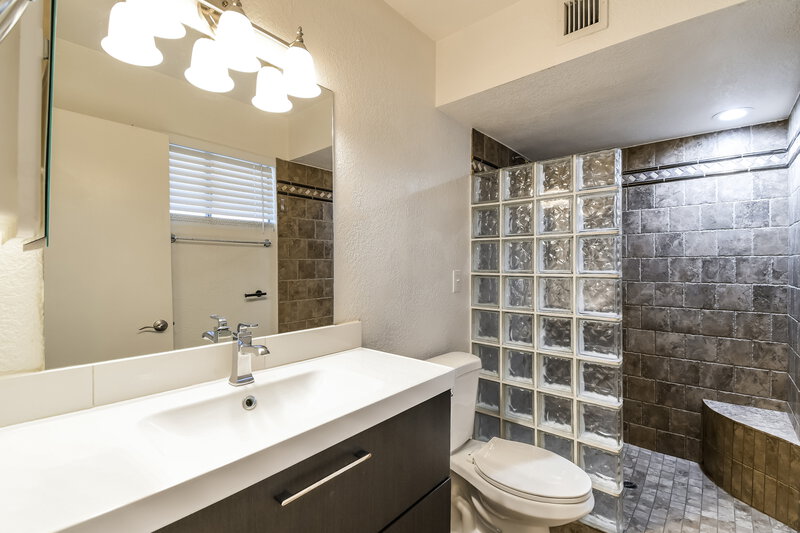 2,300/Mo, 1811 N Cheri Lynn Dr Chandler, AZ 85225 Main Bathroom View