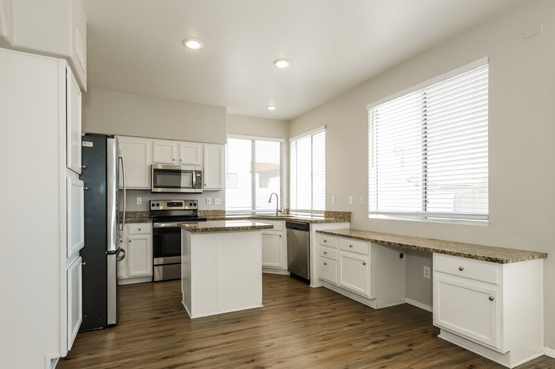 2,345/Mo, 2151 E Briarwood Ter Phoenix, AZ 85048 Kitchen View