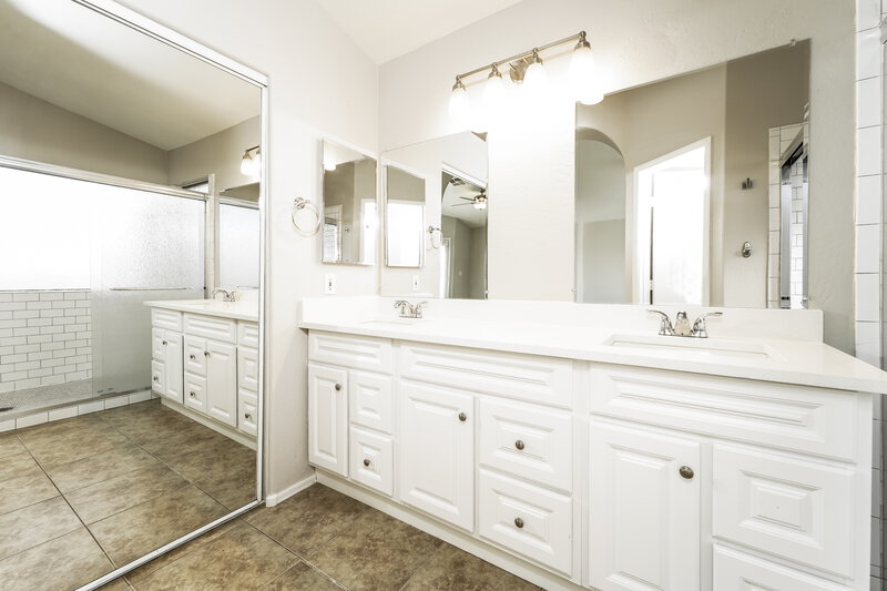 2,465/Mo, 2151 E Briarwood Ter Phoenix, AZ 85048 Main Bathroom View