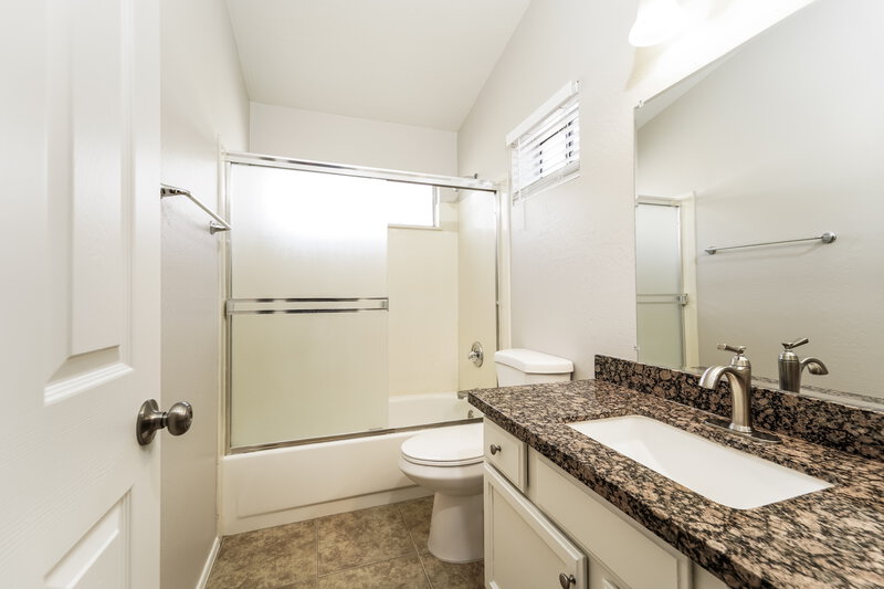 2,465/Mo, 2151 E Briarwood Ter Phoenix, AZ 85048 Bathroom View