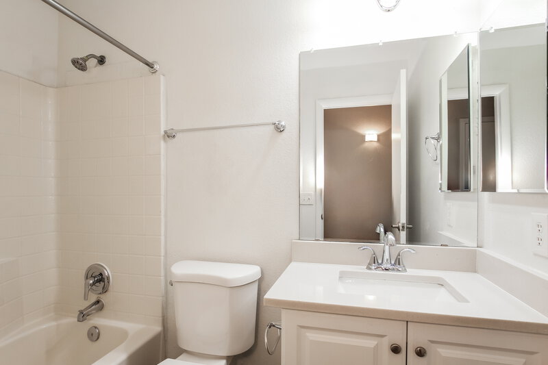 1,830/Mo, 8614 W Mariposa Drive Phoenix, AZ 85037 Bathroom View