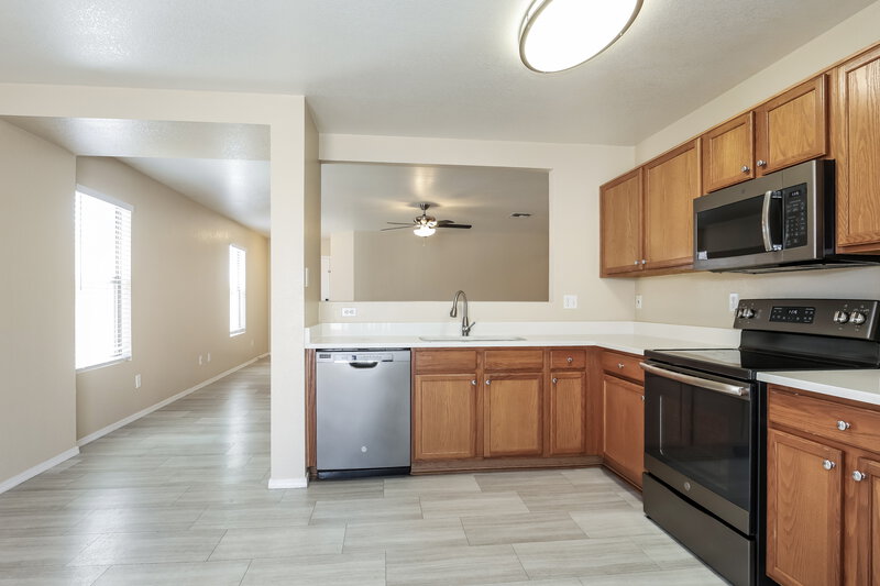 2,070/Mo, 3042 W Casino Ave Phoenix, AZ 85083 Kitchen View 2