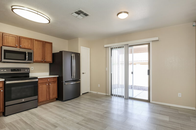 2,070/Mo, 3042 W Casino Ave Phoenix, AZ 85083 Kitchen View 3