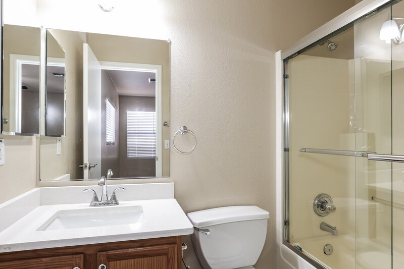 2,070/Mo, 3042 W Casino Ave Phoenix, AZ 85083 Main Bathroom View