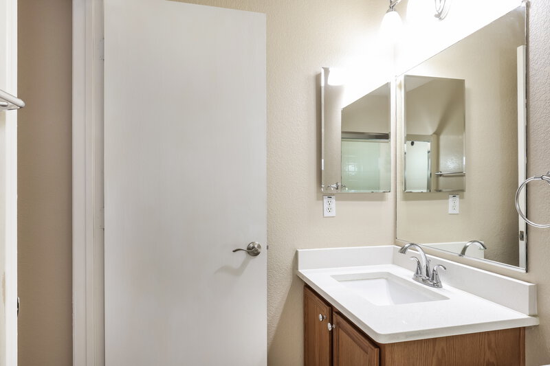 2,070/Mo, 3042 W Casino Ave Phoenix, AZ 85083 Bathroom View