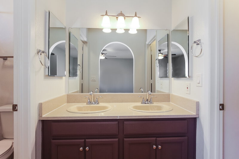 1,980/Mo, 1518 E Carter Rd Phoenix, AZ 85042 Main Bathroom View