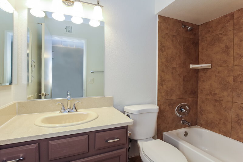1,980/Mo, 1518 E Carter Rd Phoenix, AZ 85042 Bathroom View