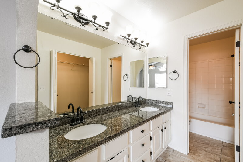 2,310/Mo, 1534 E Campbell Ave Gilbert, AZ 85234 Main Bathroom View