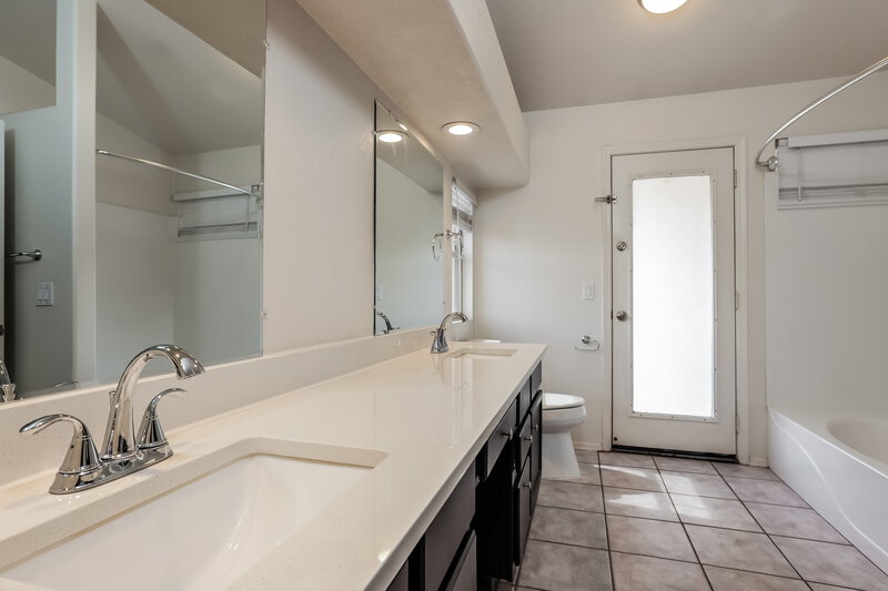2,175/Mo, 12709 W Wilshire Dr Avondale, AZ 85392 Main Bathroom View